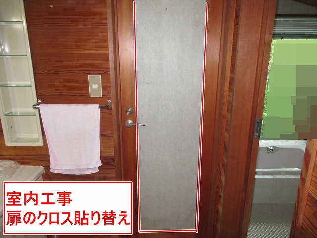 八ヶ岳高原海の口自然郷の別荘でトイレ扉のクロス貼り替え前の写真