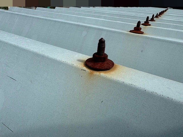 富士吉田市でカーポート折板屋根のボルト部の塗装ビフォーアフター