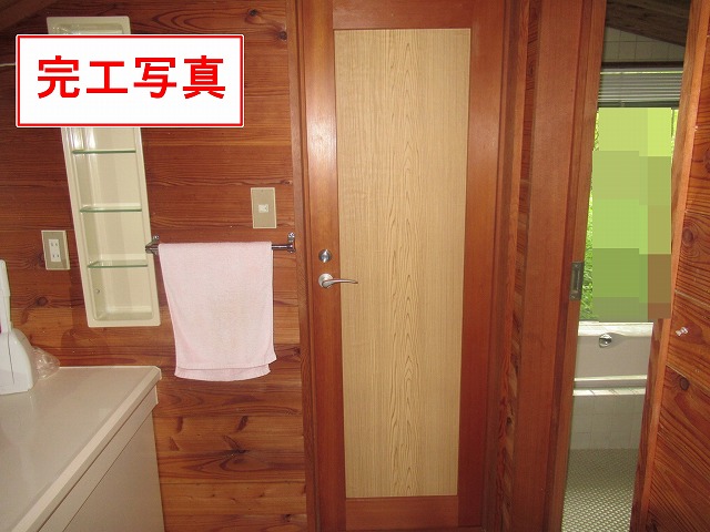 八ヶ岳高原海の口自然郷の別荘でトイレ扉に木目調のクロス貼り替え後の写真