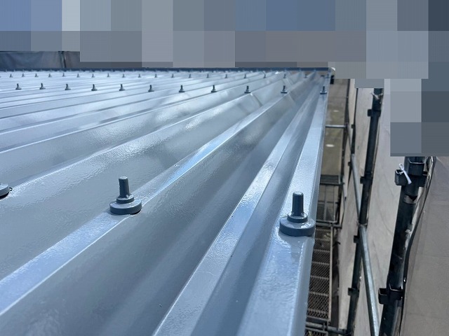 富士吉田市でカーポート折板屋根のボルト部の塗装ビフォーアフター