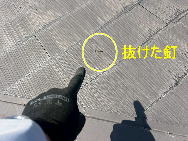 南アルプス市で棟板金の釘が抜けている様子