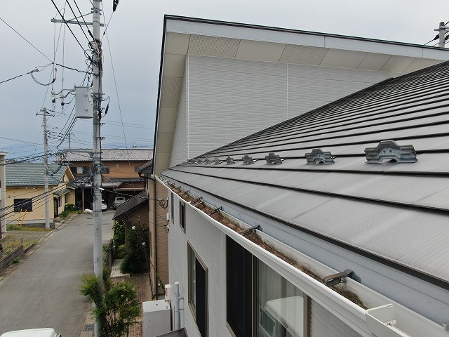 甲府市　屋根ドローン点検　雨樋歪み　屋根は綺麗