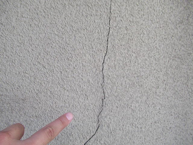 南アルプス市　外壁ひび割れ