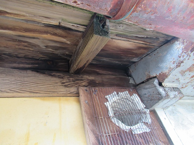 南アルプス市　軒天井雨漏れ