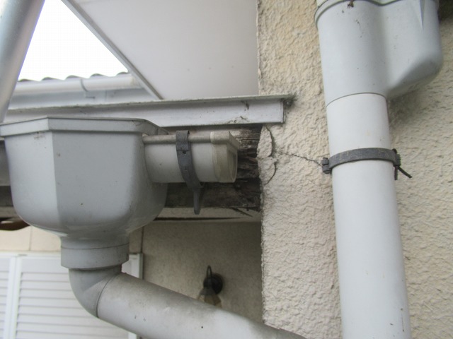 韮崎市　雨樋詰まり