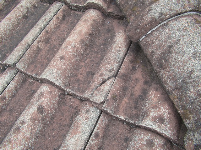 韮崎市　瓦割れ