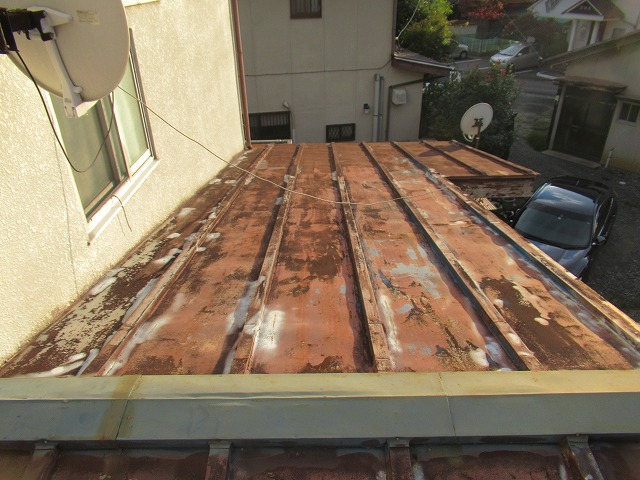 都留市　トタン屋根　下屋根