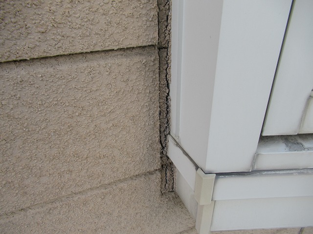 甲府市店舗兼用住宅　窓目地