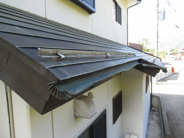 富士河口湖町　雨樋歪み下屋根