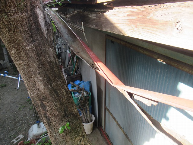 富士川町　雨樋脱落