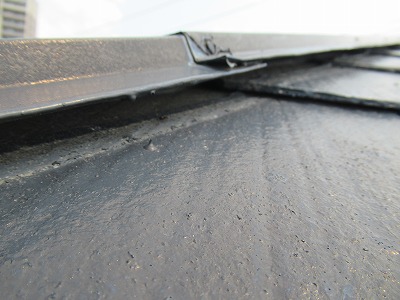 甲府市　屋根調査　塗膜劣化　棟板金浮き