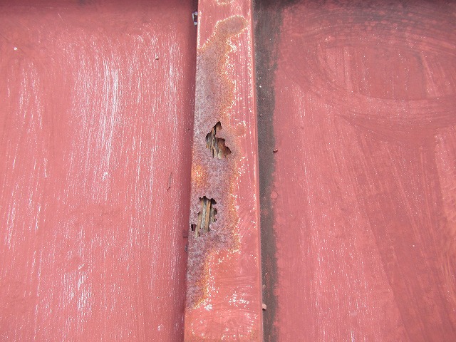 富士吉田市トタン屋根穴