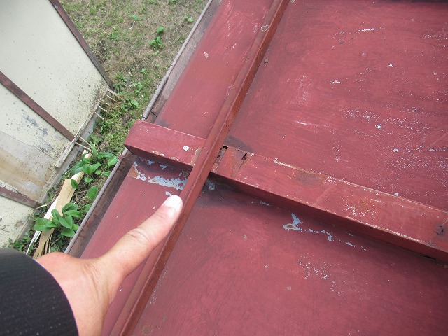 富士吉田市トタン屋根穴あき