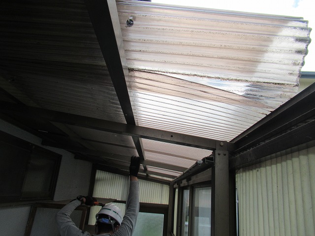 甲斐市倉庫波板外し