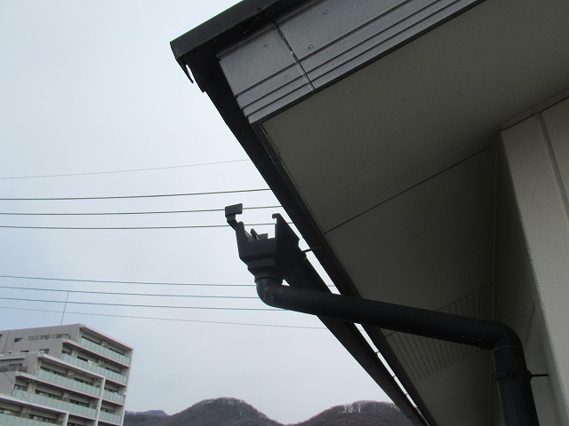 甲府市　雨樋破損