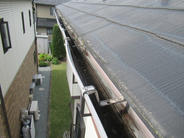 甲州市　歪んだ雨樋