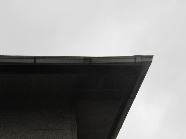 北杜市　雨樋歪み写真