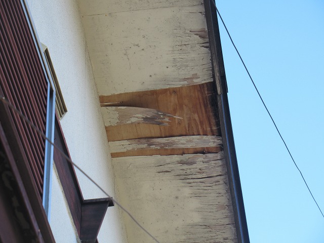 甲府市　軒天井剥がれ　べニア