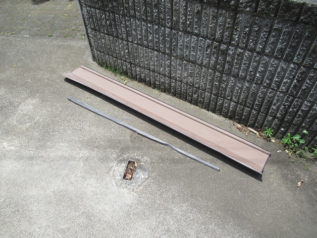 韮崎市　屋根材落下