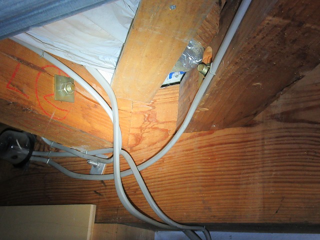 中央市　天井裏