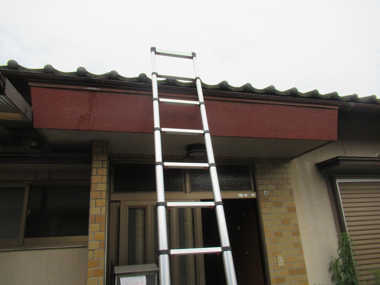 甲府市玄関屋根部分