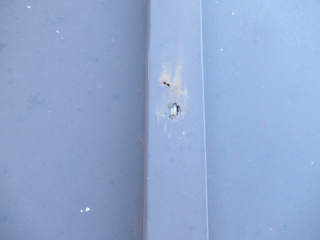 甲州市　トタン屋根　穴あき