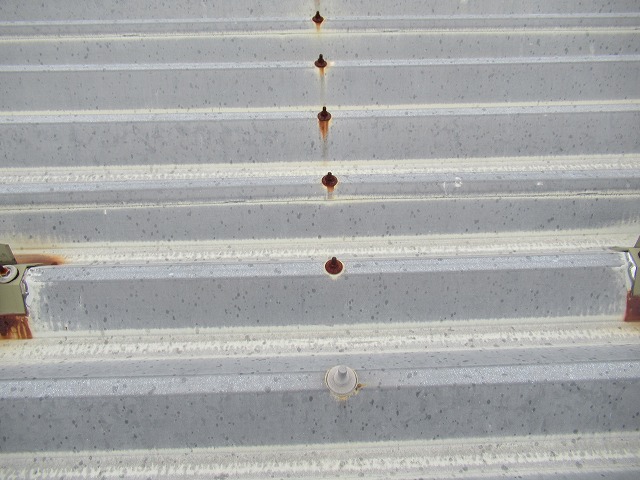 甲府市　折半屋根　ビスさび