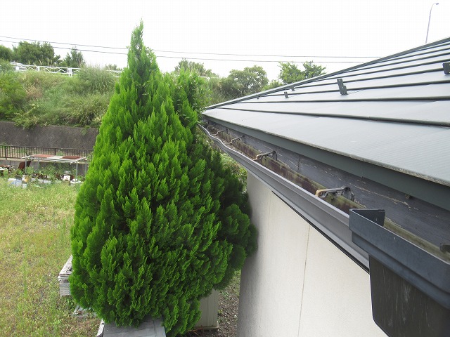 南アルプス市　雨樋歪み