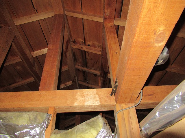 甲府市　雨漏れ　天井裏