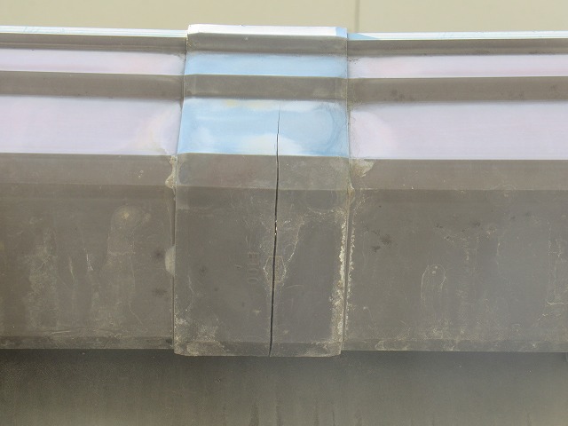 南アルプス市　雨樋割れ