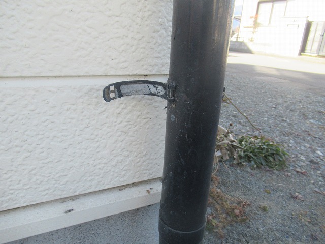 南アルプス市　竪樋金具破損