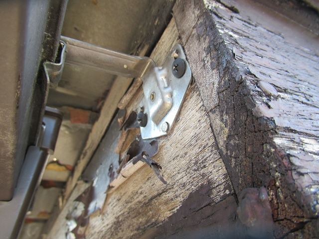 雨樋金具ビス止め後