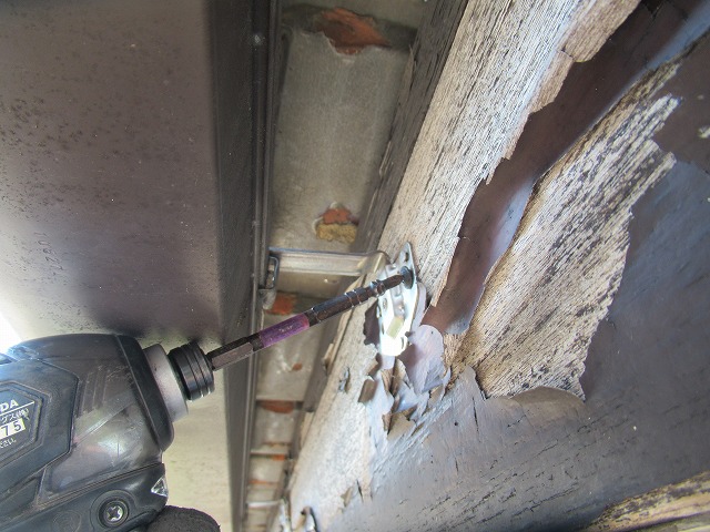 雨樋金具ビス止め