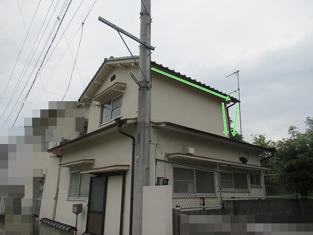 甲府市　雨樋部分交換したところを矢印で表してみました