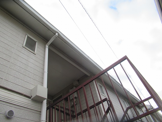 甲斐市　アパート　竪樋