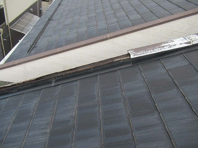甲斐市　棟板金飛散