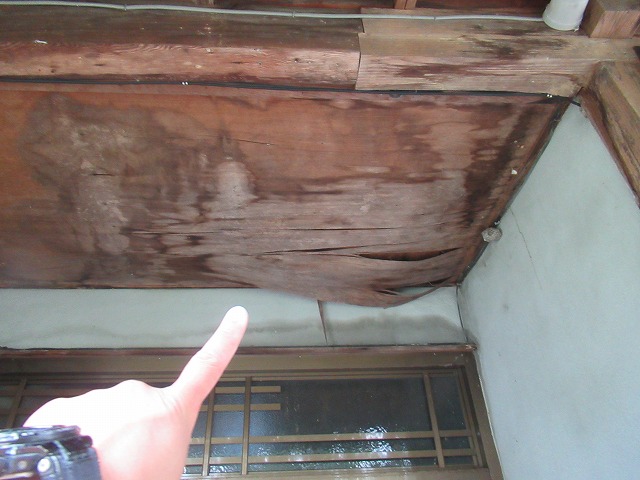 山梨市　玄関上　雨漏れ