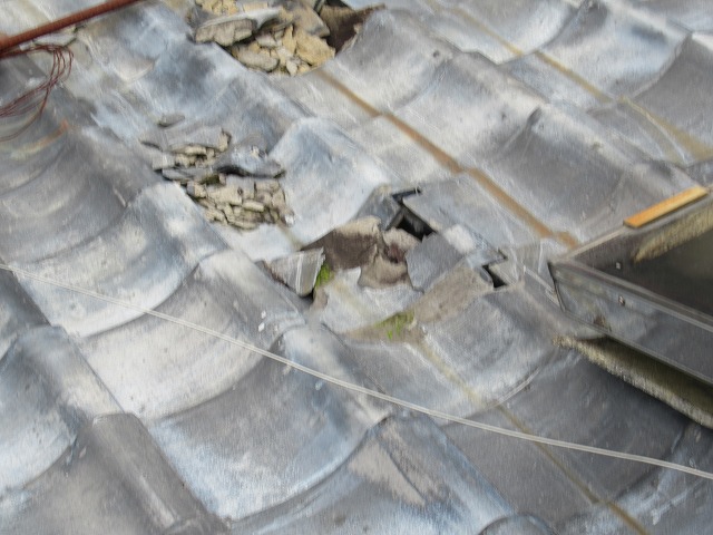 山梨市　和瓦破損