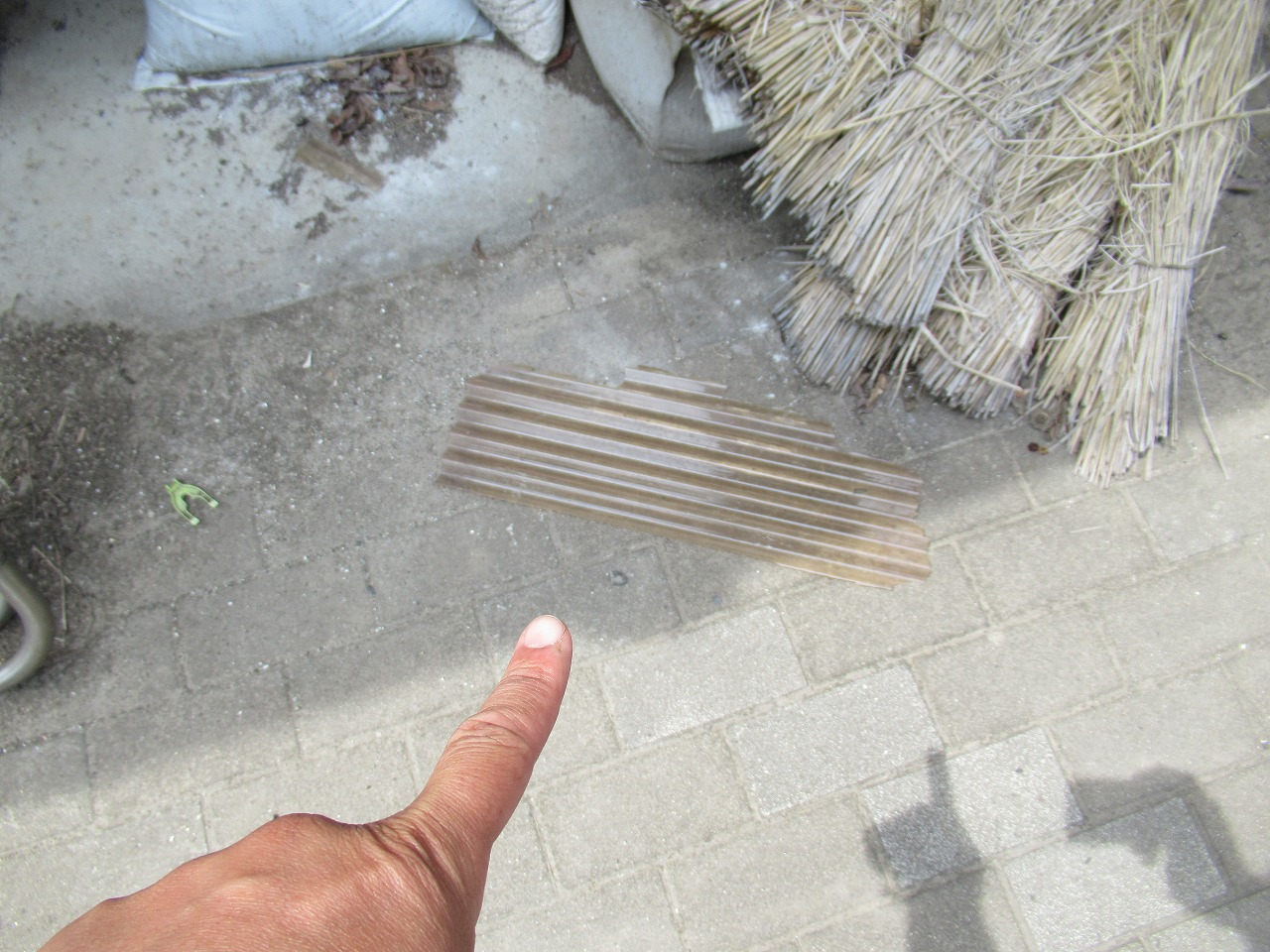 昭和町　波板破損　飛散