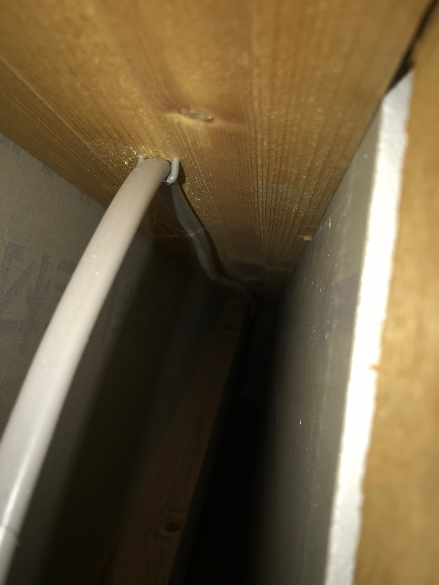 壁撤去　屋根裏