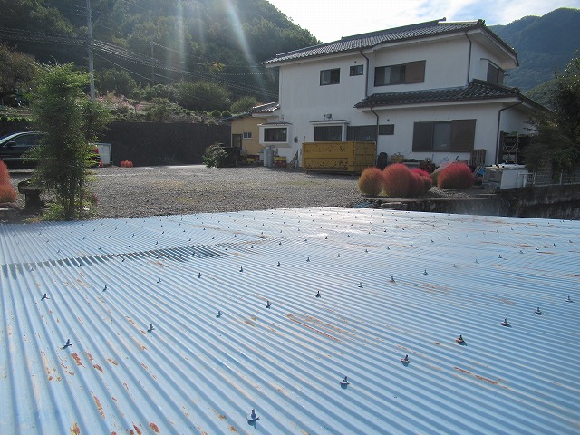 市川三郷町　トタン屋根の様子