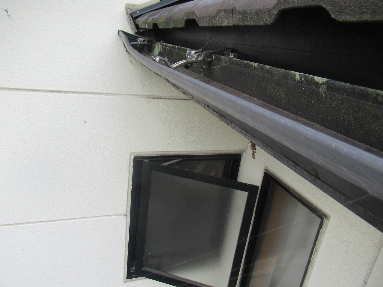 大月市　雨樋　劣化　歪み