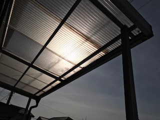 強風被害　ポリカ屋根