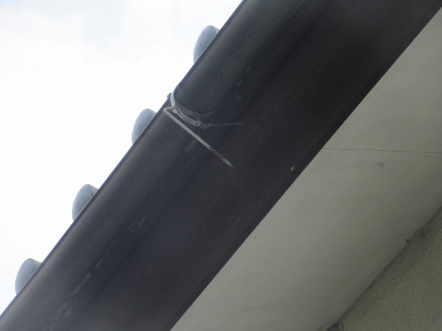 南アルプス市　雨樋金具破損