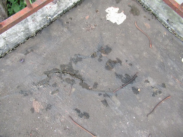 市川三郷町バルコニー亀裂要左官①