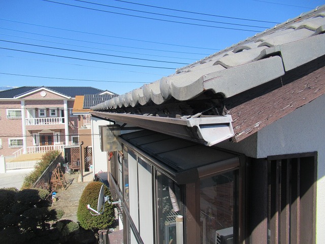 甲府市瓦屋根雨樋上から