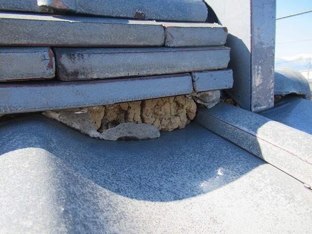 甲府市瓦屋根漆喰表面剝れ中