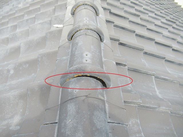 甲府市瓦屋根棟瓦ズレ赤丸