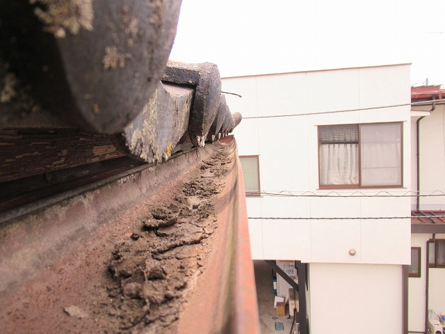 甲府市セメント破損雨樋