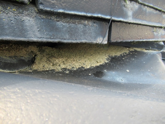 甲府市瓦屋根漆喰剝れ土見える